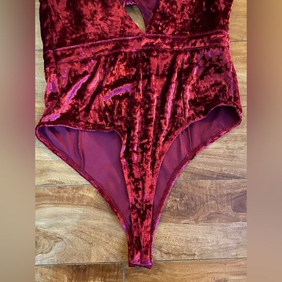 Essue Burgundy Velvet Women’s Thong Bodysuit Size Medium - Picture 2 of 15